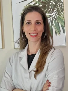 Profª. MSc. Camila Castellan.  Mestre em Farmacologia (2006-2008) pela UNIFESP/SP. Especialização em Microbiologia(2004-2005) pela USP. Graduação em Biomedicina pela UMESP/SP (2000-2003). Psicofarmacologia dos óleos essenciais com aplicação para as demandas infantis (2022). Introdução à aromaterapia pediátrica (2022). Passo a passo de um atendimento em aromaterapia pediátrica (2022). Formação em aromaterapia profissional Método Gota Consciência (2022).    Escola de Perfumaria Ancestral (2021).    Aroma Heling (2019).   Reiki Nível II - 2021    Aromaterapia e sinergias com óleos essenciais – 2021    Terapêuta Detox Ancestral - 2020
