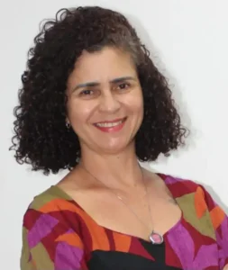 Profª. MSc. Rosimeyre Cavalcante.

Mestra em Enfermagem PGENF/UFBA - GEM 2023;
Graduada em Enfermagem pela (UFBA - 1999);
Pós-graduada em MBA Gestão Hospitalar pela Universidade Castelo Branco (2009). 
Pós-graduada em Enfermagem Obstétrica (EESP/Ba - 2018); Pós-graduada em Qualidade em Saúde e Segurança do Paciente (ENSP/ Fiocruz - 2020);
Atua como Diretora de Enfermagem/Responsável Técnica da Maternidade Tsylla Balbino - Secretaria de Saúde do Estado da Bahia (14 anos). 
Especialização em aromaterapia (AROMAS DA TERRA - 2023); 
Atua como aromaterapeuta clínica integrativa e empreendedora desde 2019;