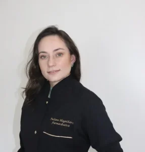 Profª. Esp. Juliana Magalhães. Possui graduação em Farmácia pela Universidade de Fortaleza (2008). Especialista farmacologia Clinica pela universidade catedral. Especialista em manipulação magistral pelo instituto Racine. Professora de cosmetologia da Unifametro. Farmacêutica proprietária da Companhia da Fórmula Fortaleza.