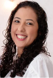 Profª. Dra. Kerly Shamyra. Possui graduação em Ciências Biológicas, mestrado em Ciências Fisiológicas e doutorado em Biotecnologia - todos pela Universidade Estadual do Ceará (UECE). Atualmente é professora Adjunta e Vice-Coordenadora do Curso de Ciências Biológicas da UECE, campus CECITEC - Tauá. Também é professora permanente do Programa de Pós-Graduação em Ciências Fisiológicas da UECE. Tem experiência na área de Fisiologia, com ênfase em Eletrofisiologia, atuando principalmente nos seguintes temas: Eletrofisiologia Neuronal, Sistema Nervoso Periférico, Neuropatia Diabética, Óleos Essenciais de Plantas da Caatinga.