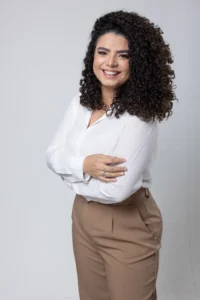 Grazi Ferreira. Referência nacional e internacional quando o assunto é sobrancelhas. Fundadora da profissão Terapeuta das Sobrancelhas, é CEO da Grazi Ferreira Beauty e Academy, esteticista, graduanda em biomedicina, aromaterapeuta e palestrante que já impactou milhares de mulheres com seu conhecimento.