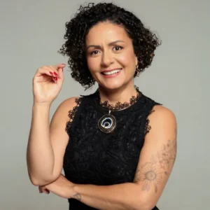 Josi Figueiredo. Tricologista integrativa, mentora, especialista em saúde e embelezamento capilar com mais de 15 anos de experiência na formação de profissionais da beleza. Graduada em Embelezamento e Imagem Pessoal, possui pós-graduações em Tricologia, Terapias Integrativas e Complementares e Biofísica Aplicada à Saúde. Também é psicanalista, coach, analista comportamental e corporal, terapeuta holística e escritora.