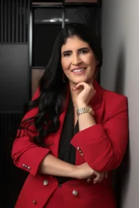 Michelle Sanz. Graduada em Fisioterapia (2007).  Pós-graduada em Fisioterapia Dermato Funcional (2009). Pós-graduada Fisioterapia Aplicada à Saúde da Mulher (2014).  Pós-graduada Biofísica Quântica e Biorressonância Aplicada (2018).  Atua na área de Fisioterapia Dermatofuncional com foco em bioestimulação de colágeno, rejuvenescimento facial, alterações do tecido adiposo (lipedema, celulite e gordura localizada), terapias capilares, aromaterapia e saúde da mulher.   Docente e palestrante nas áreas de Estética Ortomolecular, Aromaterapia e Saúde Integrativa, com atuação em âmbito nacional.