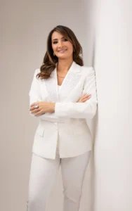 Priscila Vareschi. Mestre e Engenheira Biomédica, com especialização em Estética e Saúde Avançada e em Tricologia e Terapia Capilar. Atua como professora e pesquisadora nas áreas de tricologia, estética e bioengenharia aplicada à saúde capilar. É docente na Universidade do Vale do Paraíba (UNIVAP) e em programas de pós-graduação voltados à Tricologia. Diretora Técnica da Clínica Neo Fio, possui mais de 10 anos de experiência clínica em saúde capilar