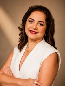 Stanys Pamplona. Fonoaudióloga, Esteticista, Pós-graduanda em Naturopatia. Ex professora de Estética da UVA. Especialista em Técnicas de Spa. Especialista em Estética Facial. Consultoria em Estética. Consultora de Bem Estar doTerra.