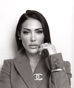 Profª. Esp. Bella Falconi Graduada em nutrição Mestre em ciência da nutrição com ênfase em doenças inflamatórias intestinais  Pós-graduada em teologia sistemática  Pós-graduanda em aromaterapia.