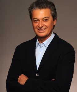 Prof. Dr. Wilson Rondó Jr. Cirurgião Vascular e Endovascular, com formação no Brasil e na Clinique du Mail La Rochelle, França.  Nutrólogo, e dedicou-se especialmente à Medicina Preventiva Molecular, especializando-se em Terapias Antioxidantes pelo The Robert W. Bradford Institute, nos EUA, e no Regenerations Zentrum Dr. Kleanthous Embh (Heidelberg) na Alemanha.  Graduado pela Faculdade de Santo Amaro em 1983.   É membro e diplomado pelo American College of Advancement in Medicine , American Academy of Environmental Medicine, além de outras instituições no Brasil e no Exterior.  Possui várias publicações em revistas médicas, além de diversos livros com temas relacionados à cirurgia vascular, nutrição, metabolismo, medicina preventiva e esportiva, oxidação e obesidade.