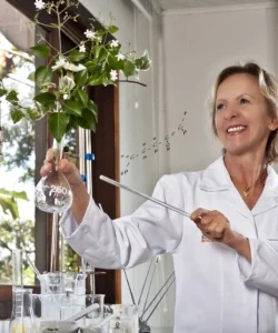 Prof. Esp. Sônia Corazza  • Engenheira Química especializada em Cosmetologia.   • Atua há mais de 45 anos dentro dos laboratórios de P&D das principais empresas cosméticas do setor.  • Autora de livros referência, como Aromacologia – uma ciência de muitos cheiros; Aromassagem para mamães e bebês e Beleza Inteligente.  • Eleita para o Hall da Fama Atualidade Cosmética, prêmio concedido aos profissionais que dedicaram a vida ao desenvolvimento desse setor no Brasil.